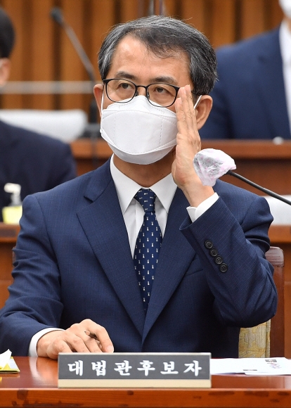 이흥구 대법관 후보자가 2일 국회에서 열린 인사청문회에서 안경을 고쳐 쓰고 있다. 이 후보자는 이날 위장전입 등 일부 의혹에 대해 사과했다. 김명국 선임기자 daunso@seoul.co.kr