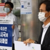 의사 파업 지지한 전공의 옆에서 참여연대는 “복귀하라” 1인 시위