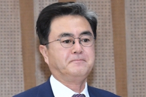 “끼어들지 마” 김태흠, 손가락으로 툭툭…김진애 “불쾌한 얼얼함”