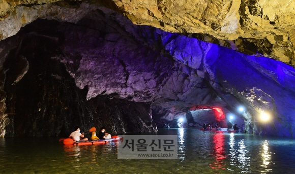 활옥동굴 내부에 있는 호수에서 관람객들은 투명 카약을 타고 물고기가 헤엄치는 물속 풍경을 들여다볼 수 있다.