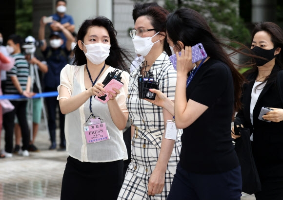 자녀 입시비리와 사모펀드 관련 혐의를 받는 정경심 동양대 교수가 3일 오전 서초구 서울중앙지방법원에서 열린 공판에 출석하기 위해 법정으로 향하고 있다. 연합뉴스