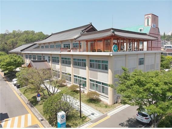 여수시가 올해 독감 예방접종 대상을 대폭 확대했다. 만 19~59세까지 본인 부담비 ‘1만원’이 지원되고, 나머지 연령층과 임산부는 ‘전액 무료’로 접종할 수 있다. 사진은 여수시보건소 전경 