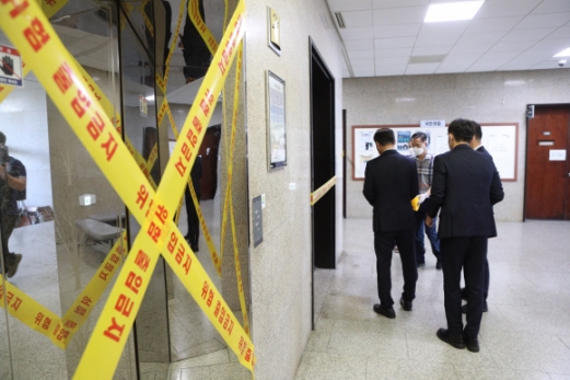 [서울포토]국회 확진자 발생으로 1·2층 폐쇄