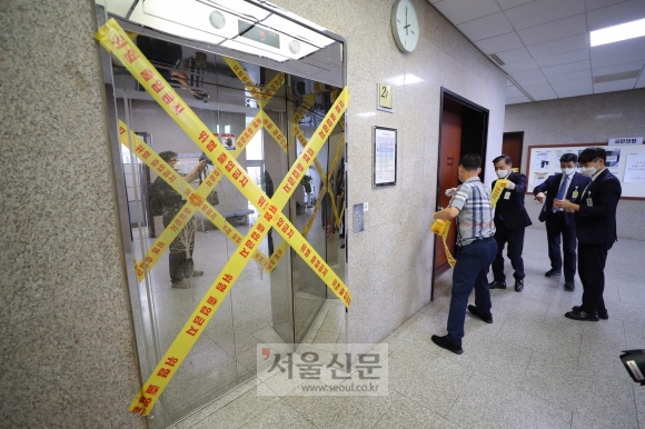 3일 오후 국민의 힘당 정책위의장실 근무하는 행정비서가 코로나 확진을 받은 가운데 방호요원들이 본청 2층을 폐쇄하고 있다. 2020. 9. 3 김명국 선임기자 daunso@seoul.co.kr