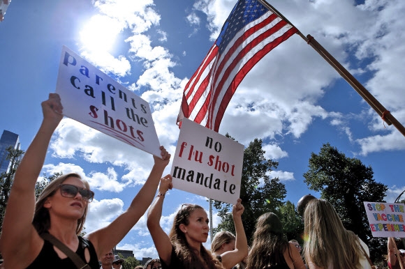 지난달 30일(현지시간) 미국 매사추세츠에서 주민들이 코로나19 백신 접종을 강제하지 말라고 시위를 벌이고 있다. AP