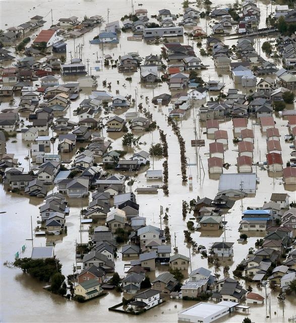 지난해 10월 일본을 강타한 제19호 태풍 하기비스는 하코네마치에 이틀 동안 1001㎜에 달하는 비를 쏟아붓는 등 유례없는 물폭탄을 뿌렸다. 동일본 지역 21개 하천에서 제방 24곳이 붕괴됐고, 142개 하천이 범람했다. 사진은 당시 나가노 지쿠마강 제방이 무너져 인근 마을이 물에 잠긴 모습이다. AP 연합뉴스