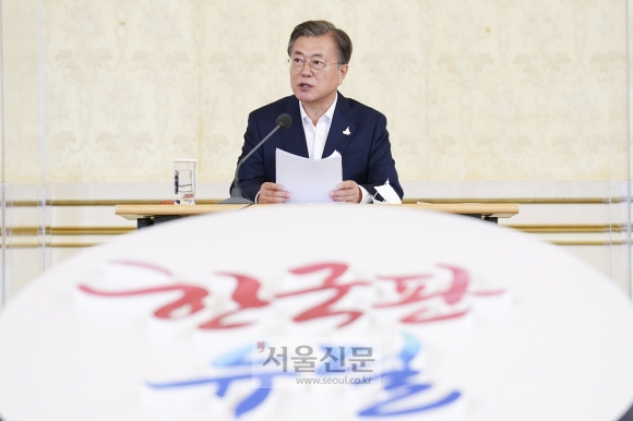 ‘제1차 한국판 뉴딜 전략회의’가 3일 청와대 영빈관에서 열렸다. 문재인 대통령이 모두발언을 하고 있다. 2020. 9. 3. 도준석 기자 pado@seoul.co.kr