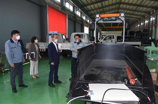 전북 김제시 백구면 반월리 ‘특장차 혁신클러스터 투자선도지구’는 상용차 공장이 가깝고 강소기업이 많이 입주해 전국 최고의 특장차 전문산업단지로 떠오르고 있다. 박준배(왼쪽 세 번째) 김제시장이 특장차 전문단지에 입주한 에이엠특장을 방문해 애로사항을 청취하고 있다. 김제시 제공