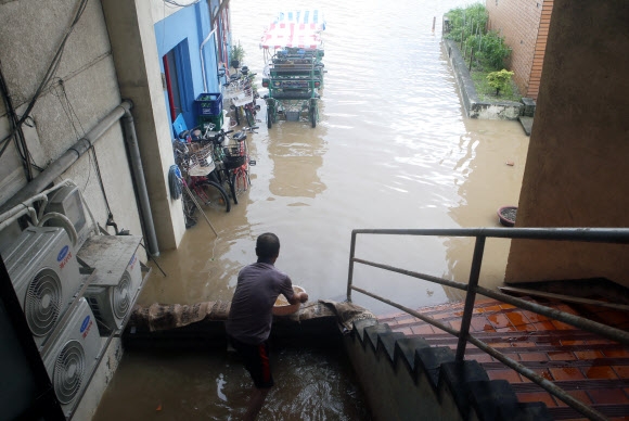 3일 오전 제9호 태풍 ‘마이삭’이 한반도를 강타하면서 부산과 경남, 경북, 강원 등을 중심으로 피해가 속출했다. 태풍으로 침수 피해가 발생한 강원 강릉시의 주택가. 연합뉴스
