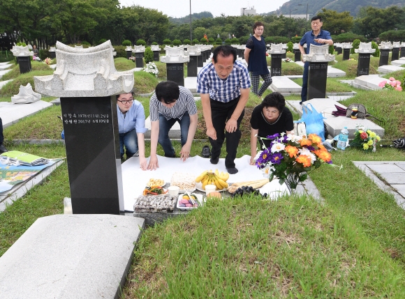 지난해 9월 추석 명절을 앞두고 인천 부평구 인천가족공원묘지를 찾은 가족들이 성묘를 하고 있다. 오장환 기자 5zzang@seoul.co.kr