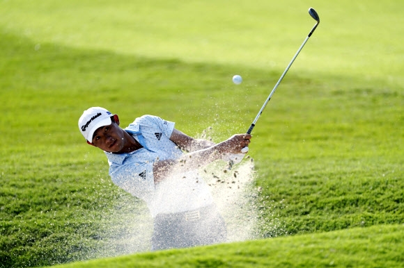 로리 매킬로이가 4일(현지시간) 미국 조지아주 애틀랜타의 이스트레이크 골프클럽에서 열린 미국프로골프(PGA) 투어 페덱스컵 플레이오프 최종전인 투어챔피언십 1라운드 18번홀에서 벙커샷을 하고 있다.[AP 연합뉴스]