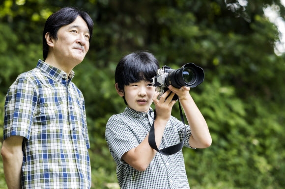 일본 궁내청이 6일(현지시간) 후미히토 왕세제와 아들 히사히토 왕자가 도쿄에 있는 그들의 거처에서 산책을 하고 있는 사진을 공개했다. 히사히토는 6일 14번째 생일을 맞았다. AP 연합뉴스