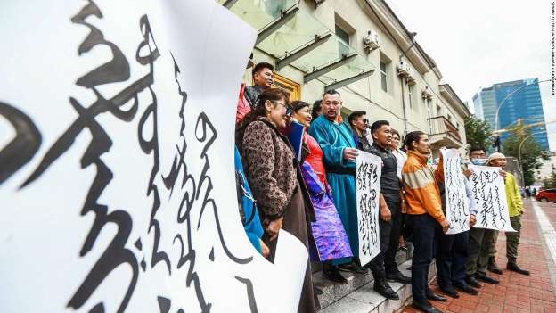 중국 당국이 내몽골 자치구에서 표준 중국어 교육을 강화하는 것에 대해 내몽골 주민들이 항의 시위를 벌이자 몽골 수도 울란바토르 시민들이 지난달 31일 이에 동조하는 연대 시위를 벌이고 있다.울란바토르 AFP 연합뉴스