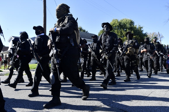 미국 켄터키주 루이빌에서 5일(현지시간) 총을 든 자칭 민병대가 행진하고 있다. AP