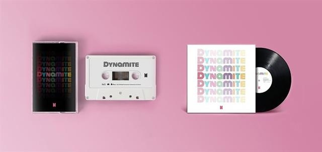 최근에는 다양한 색상의 LP와 개성 있는 디자인의 카세트테이프들이 소장 욕구를 더 자극한다. 방탄소년단은 ‘다이너마이트’의 카세트테이프와 LP를 선보였다. BTS US 뮤직스토어 제공