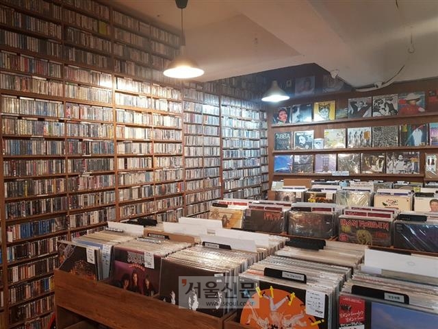 최근에는 다양한 색상의 LP와 개성 있는 디자인의 카세트테이프들이 소장 욕구를 더 자극한다.  서울 마포구 도프레코드 매장엔 LP와 카세트테이프가 가득하다. 