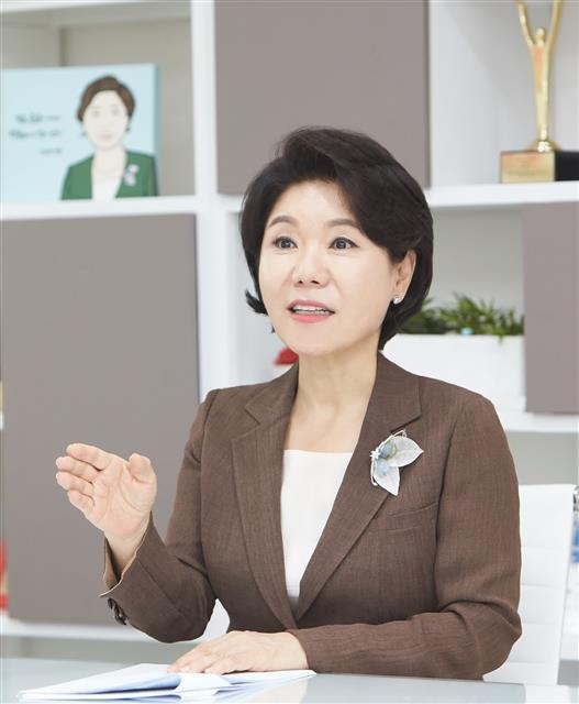 조은희 서울 서초구청장은 취임하자마자 휴대전화 번호를 공개했다. 직접 민원 전화를 받고 문자도 받는다. 조 구청장이 지난 2일 서울신문과의 인터뷰에서 “처리 과정도 모두 점검하다 보니 주민 만족도가 높아질 수밖에 없다”며 “주민의 민원을 귀찮아하지 않고 응답하는 행정이 돼야 한다”고 강조하고 있다. 서초구 제공