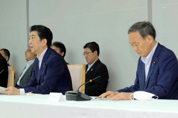 사임을 발표한 아베 신조(왼쪽) 일본 총리가 6일 도쿄의 총리 공관에서 태풍 하이선에 대비하기 위한 특별 각료회의를 주재하고 있다. 오른쪽은 스가 요시히데 관방장관. 도쿄 AFP 연합뉴스