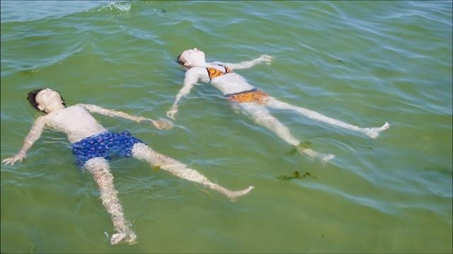 ‘테스와 보낸 여름’은 바닷가 마을로 가족들과 여름휴가를 간 소년 샘과 그곳에 사는 소녀 테스의 성장담이다. 에이케이엔터테인먼트 제공