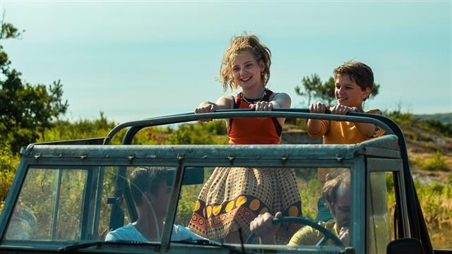 ‘테스와 보낸 여름’은 바닷가 마을로 가족들과 여름휴가를 간 소년 샘과 그곳에 사는 소녀 테스의 성장담이다. 에이케이엔터테인먼트 제공