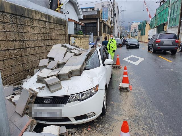 벽돌 ‘날벼락’