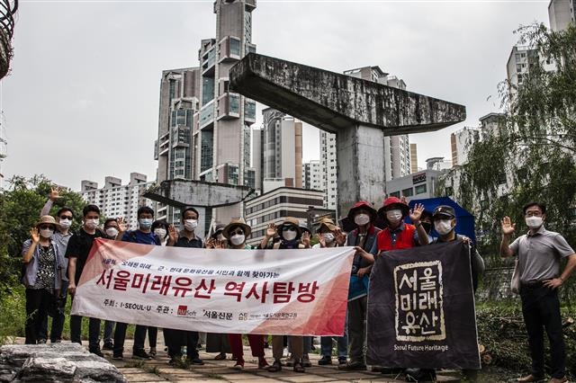 서울미래유산 투어 참가자들이 청계천과 성북천이 만나는 지점에 남아 있는 청계고가도로 존치기념 교각 앞에서 기념촬영을 하고 있다.