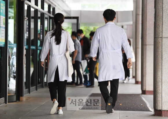 서울아산병원에서 의료진들이 출근을 하기 위해 이동하고 있다. 2020.9.7 오장환 기자 5zzang@seoul.co.kr