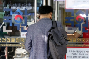 전공의들 “국시 못 치르면 의사 2700명 부족…대안 제시하라”