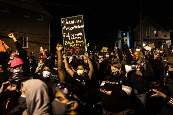 1000여명의 시위대가 6일(현지시간) 미국 뉴욕주 로체스터에서 흑인 남성 대니얼 푸르드의 ‘복면 질식사’ 사건에 항의하는 시위를 벌이고 있다. AFP 연합뉴스