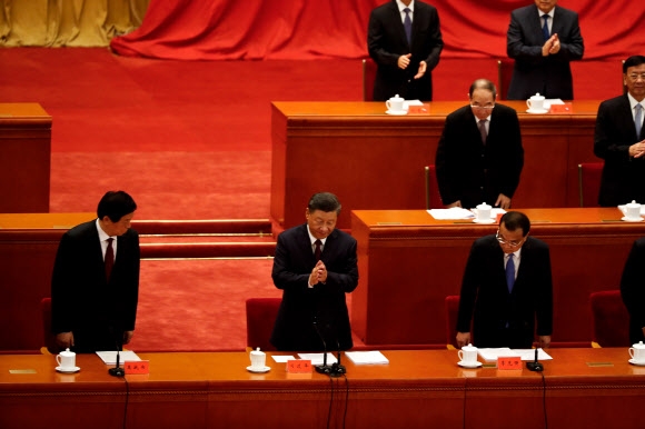 코로나19 방역 공로자 표창하는 시진핑 시진핑 중국 국가주석이 8일 베이징의 인민대회당에서 신종 코로나바이러스 감염증(코로나19) 방역 공로자들을 표창하는 행사에 참석하고 있다. 2020.9.8  로이터 연합뉴스