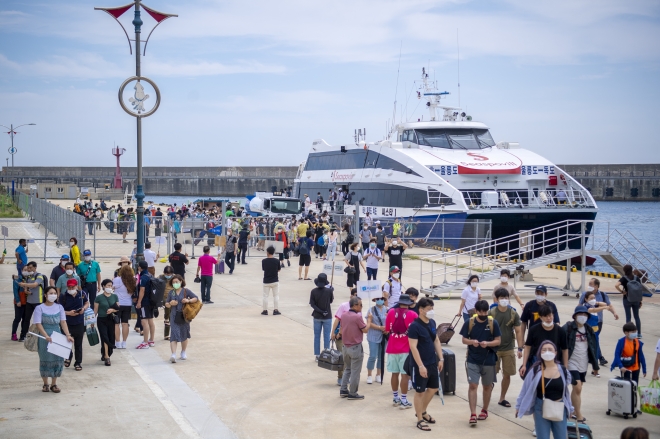 울릉도 사동항에 정박 중인 묵호-울릉 정기여객선 씨스타1호 모습. 울릉군 제공