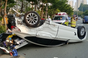 [포토] 차량에 부딪혀 전복된 BMW