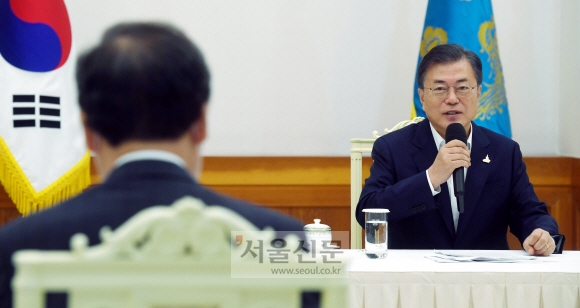 문재인 대통령이 9일 청와대에서 열린 더불어민주당 주요지도부 초청 간담회에서 인사말을 하고 있다. 2020. 9. 9  도준석 기자pado@seoul.co.kr