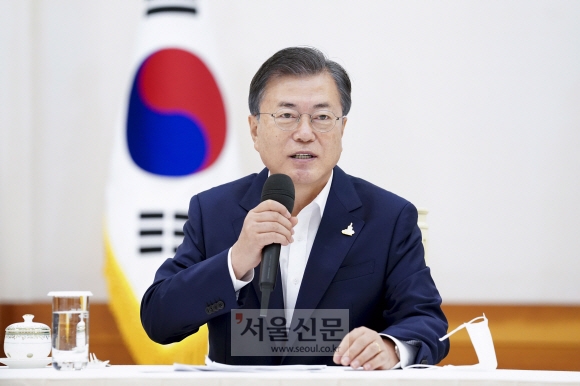 문재인 대통령이 9일 청와대에서 열린 더불어민주당 주요지도부 초청 간담회에서 인사말을 하고 있다. 2020. 9. 9  도준석 기자pado@seoul.co.kr