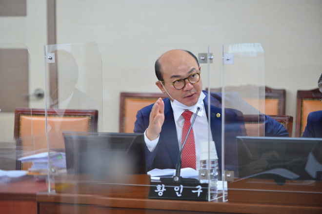 서울특별시의회 교육위원회 황인구 의원(강동4, 더불어민주당)이 지난 8일 개최된 ‘제296회 폐회중 임시회 교육위원회 회의’에서 질의하고 있다.