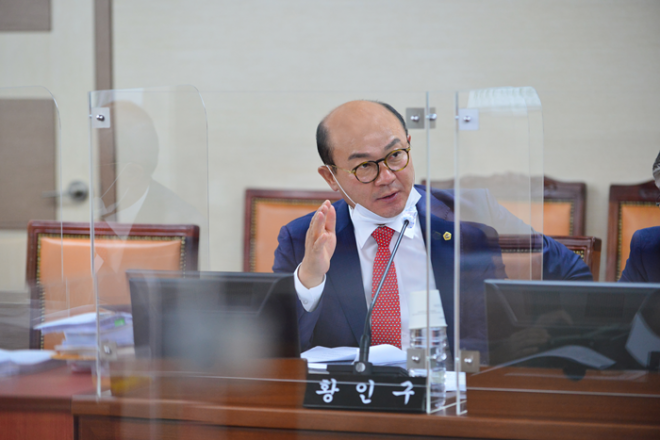 서울특별시의회 교육위원회 황인구 의원(강동4, 더불어민주당)이 지난 8일 개최된 ‘제296회 폐회중 임시회 교육위원회 회의’에서 질의하고 있다.
