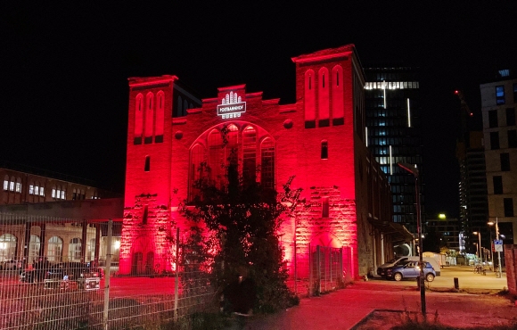 콘서트와 이벤트가 열리는 포스트반호프(사진)가 ‘빛의 밤’ 이벤트에 참여해 건물이 붉게 물들어 있다.