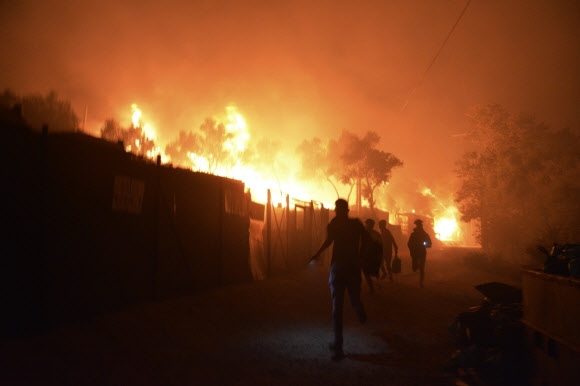 코로나에 화재까지… 완전히 불탄 그리스 최대 난민 수용소