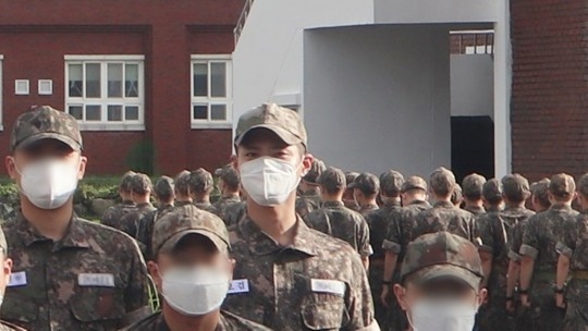 이발사 자격증 딴 해군 병장 배우 박보검. 해군교육사령부 제공