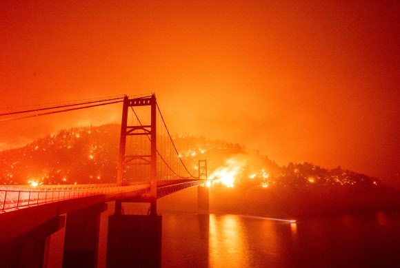 불타는 캘리포니아… 美 3개주서 대형산불 40여건 동시다발 확산