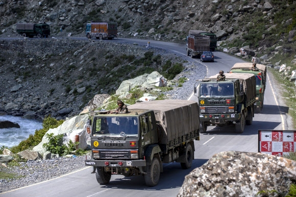 지난 1일 인도 라다크~스리나가르~레 고속도로에서 인도군 병사가 탄 트럭이 이동하고 있는 모습. 레·스리나가르· 라다크 AP 연합뉴스