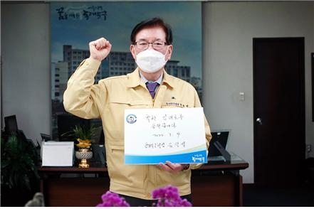 유덕열 동대문구청장이 지난 3월 구청 소셜네트워크서비스(SNS) 페이스북을 통해 착한 임대인 응원 캠페인을 펼치고 있다.  동대문구 제공 