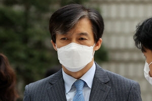 조국 “무거운 짐 지고 족쇄찬 듯…끝까지 걸어가겠다”