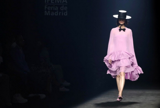 모델이 11일(현지시간) 스페인 마드리드에서 열린 ‘메르세데스-벤츠 패션위크 마드리드’ 봄/여름 2021 시즌에서 스페인 디자이너 페르테가즈의 작품을 선 보이고 있다. EPA 연합뉴스
