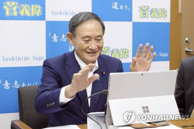‘지방에 못 가는 대신’…온라인으로 선거운동 하는 스가 일본 관방장관