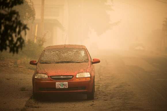 전례 없는 역대급 산불이 미국 서부를 휩쓸고 있는 가운데 오리건주의 한 마을에 주차된 차량이 산불로 발생한 재로 덮여 있다. 2020.9.12  로이터 연합뉴스
