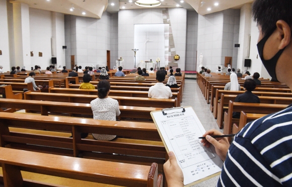 13일 오전 양천구 양천성당에서 서울시 관계자가 방역수칙을 점검하고 있다.       서울시는 이날 모든 종교시설을 대상으로 방역수칙 준수 여부를 점검했다. 교회를 제외한 성당과 사찰 등은 대면 행사를 허용하고 있다. 2020.9.13  김명국선임기자 daunso@seoul.co.kr