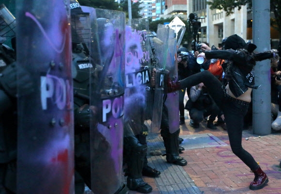 경찰 가혹행위 항의하는 콜롬비아 시위대