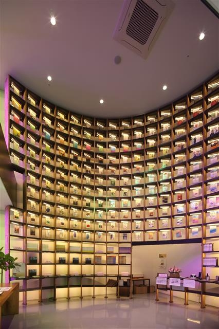 충남 논산에 자리잡은 김홍신문학관에는 높다란 한쪽 벽면을 그의 작품으로 채운 공간이 있다. 136권에 달하는 김홍신 소설가의 저서가 모두 이곳에 모였다.