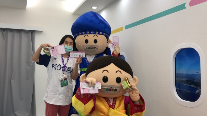지난 8월 열린 타이베이국제관광박람회에서 한국관의 가상출국여행 부스를 찾은 한 대만관광객이 기념 사진을 찍고 있다. 한국관광공사 제공.